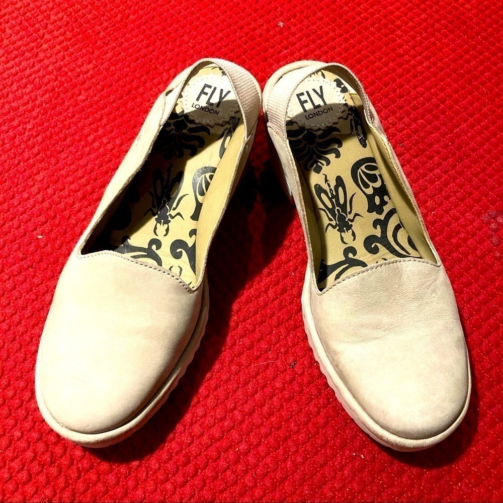 FLY LONDON Sz 39 Whit Pull On Leather Upper Made in Portugal  Sandals